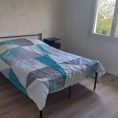 Maison Spacieuse Avec Un Terrain Casseneuil Exterior foto