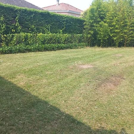 Maison Spacieuse Avec Un Terrain Casseneuil Exterior foto