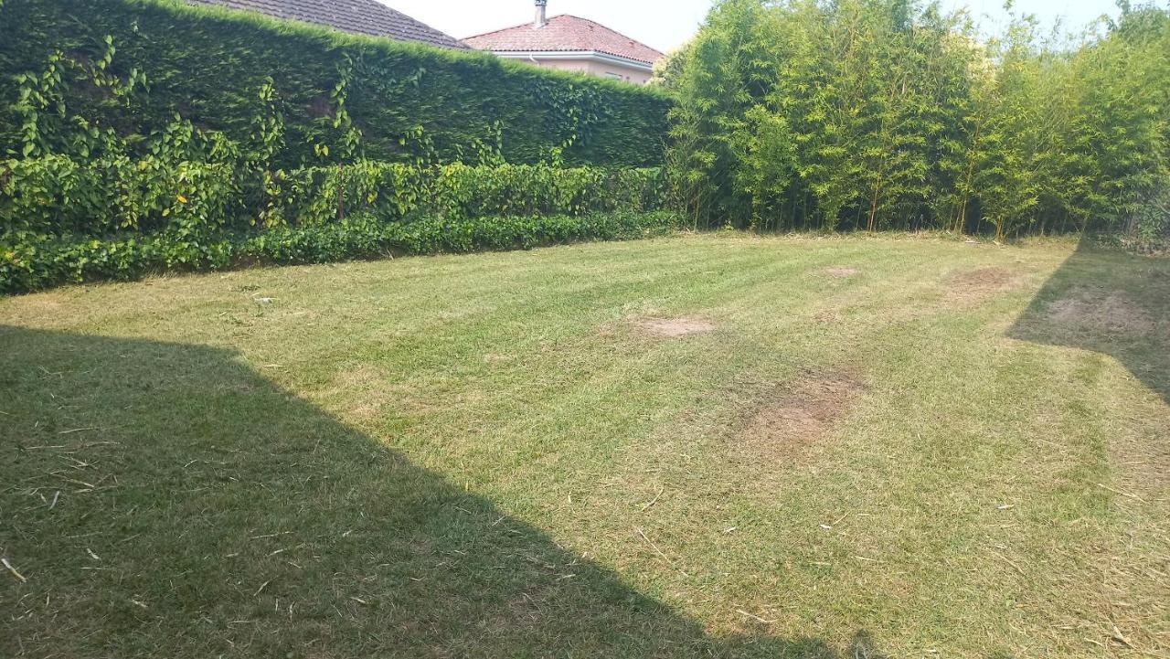 Maison Spacieuse Avec Un Terrain Casseneuil Exterior foto